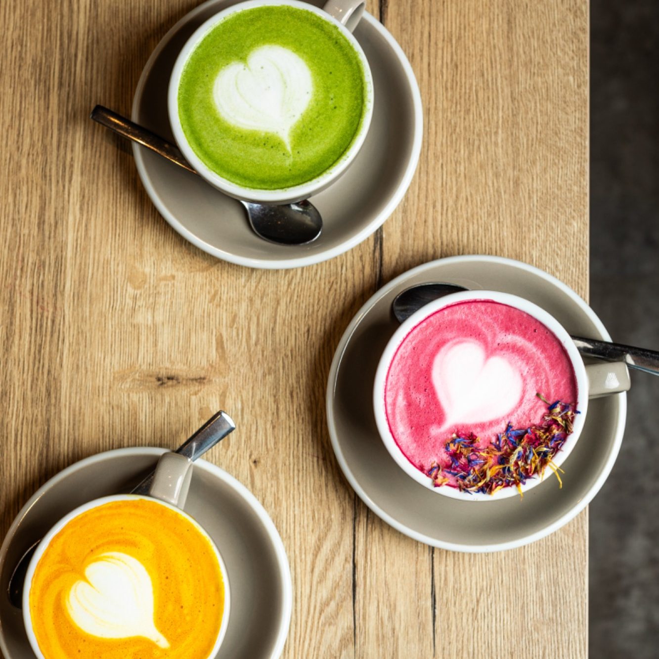 Matcha Latte mit Hafermilch und Latte Art im Café Palena in Eppendorf