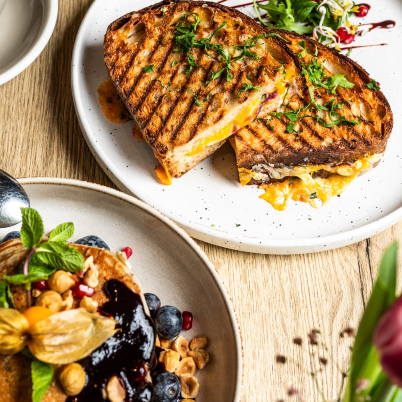 Grilled Cheese und Bluebarry Pancakes nach frischer Zubereitung im Cafe Palena